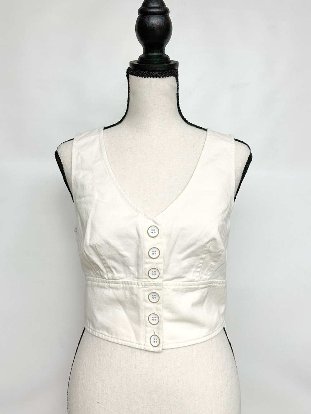 INTERMIX Vest crop in Cream